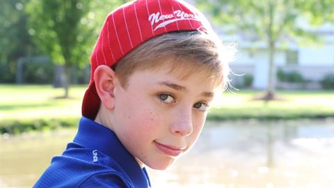 Ο 12χρονος γιος μου μας πετάει υπονοούμενα για το σεξ. Πώς να το διαχειριστώ;